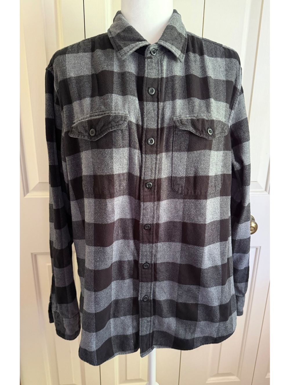 American Eagle size Medium Men’s Black Gray Plaid Button Up Flannel Shirt